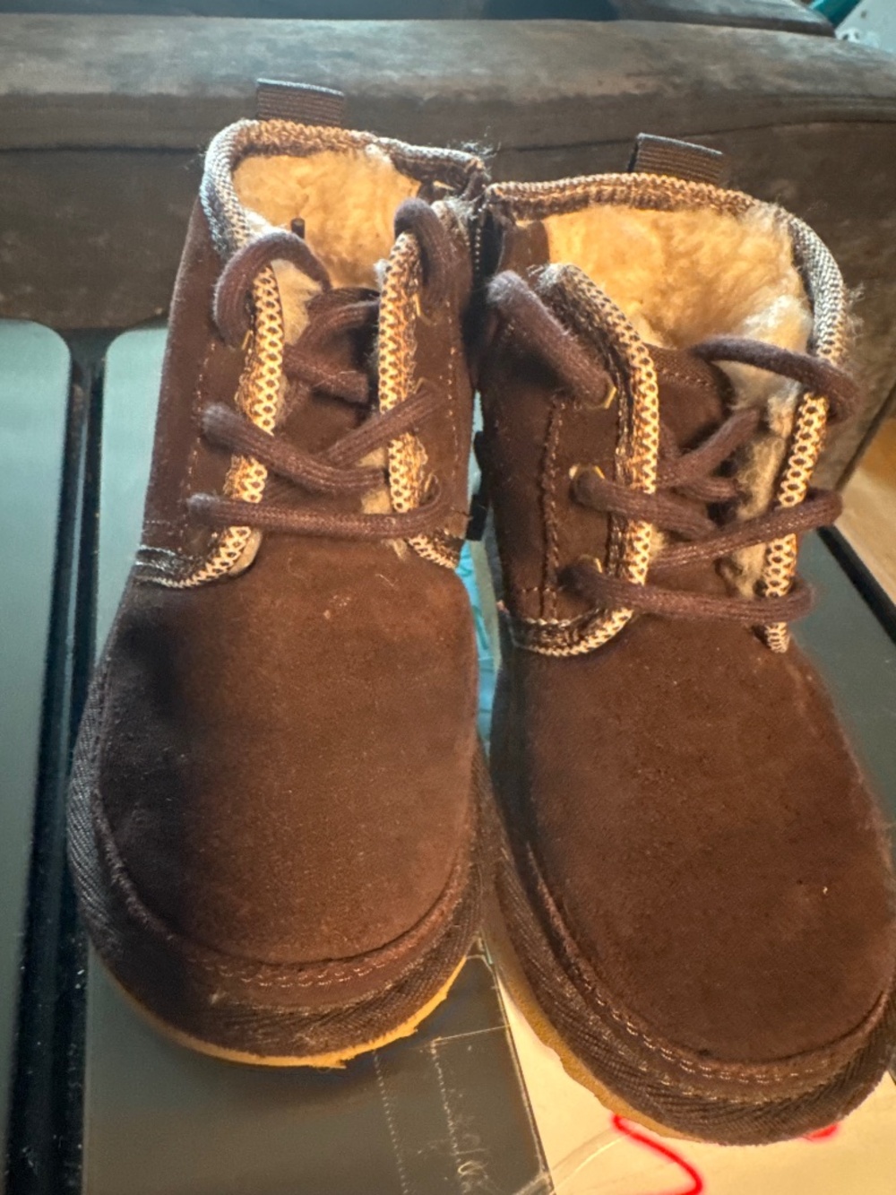 Kids brown Uggs size 9 like new!